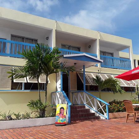 Carib Blue Apartments Oistins Luaran gambar