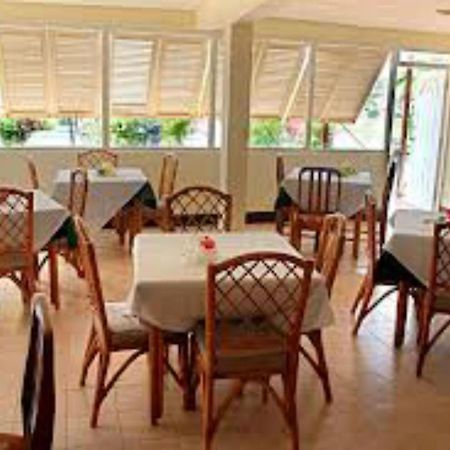 Carib Blue Apartments Oistins Luaran gambar