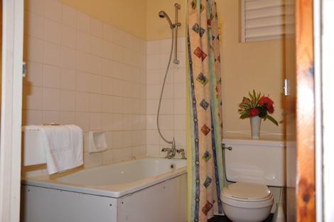 Carib Blue Apartments Oistins Bilik gambar