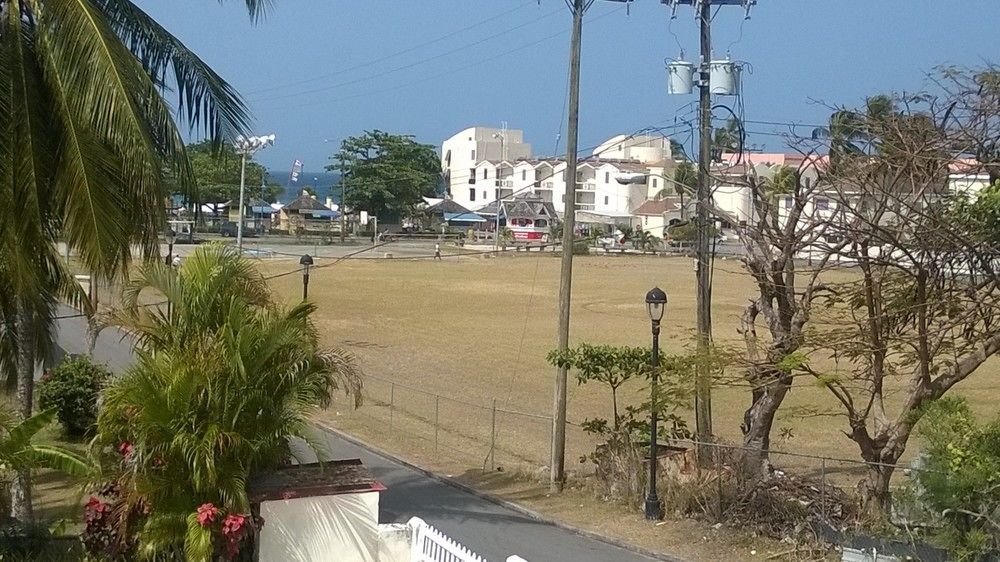 Carib Blue Apartments Oistins Luaran gambar