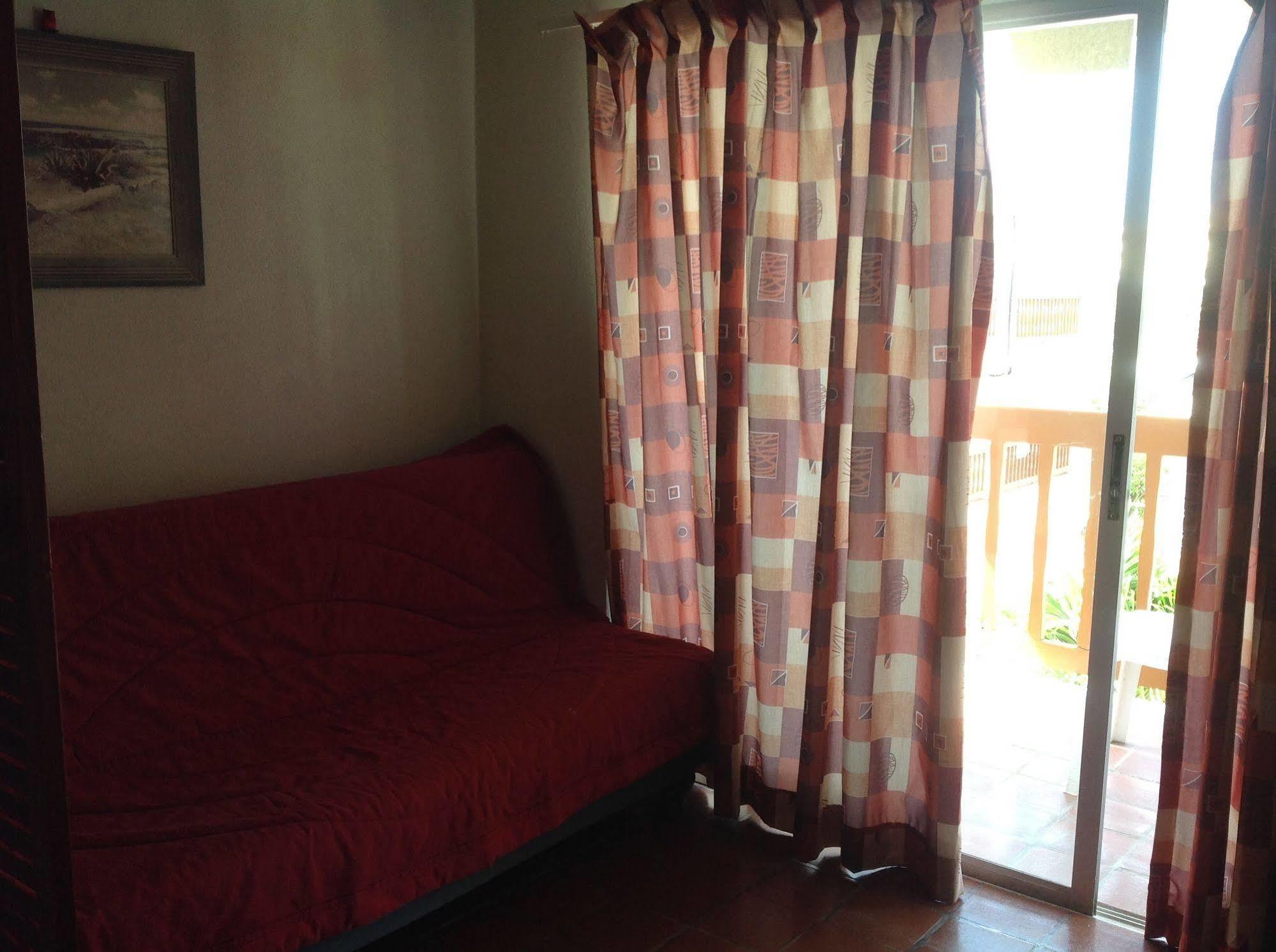 Carib Blue Apartments Oistins Luaran gambar
