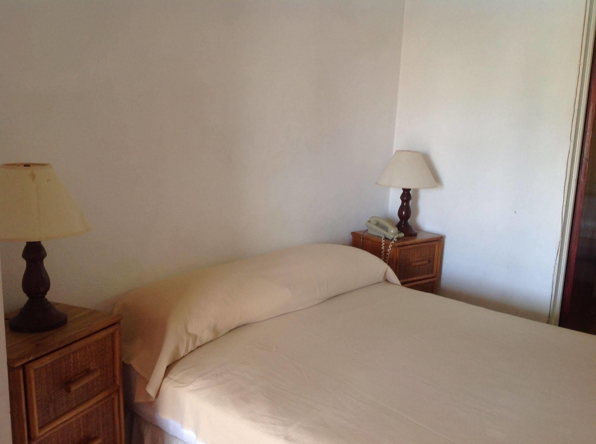 Carib Blue Apartments Oistins Luaran gambar