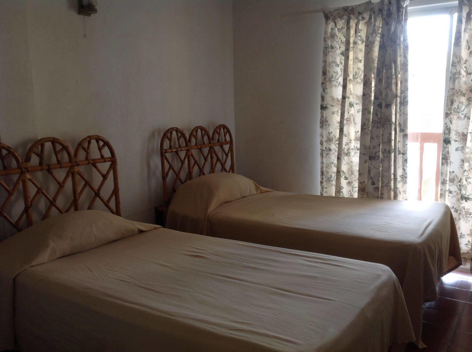 Carib Blue Apartments Oistins Luaran gambar