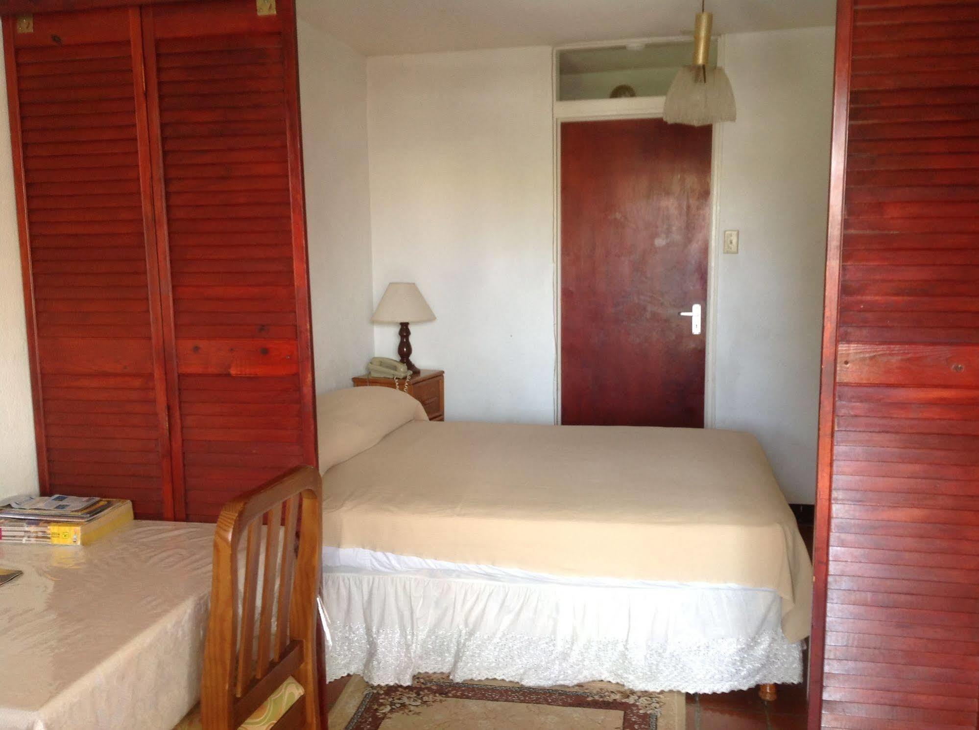 Carib Blue Apartments Oistins Luaran gambar