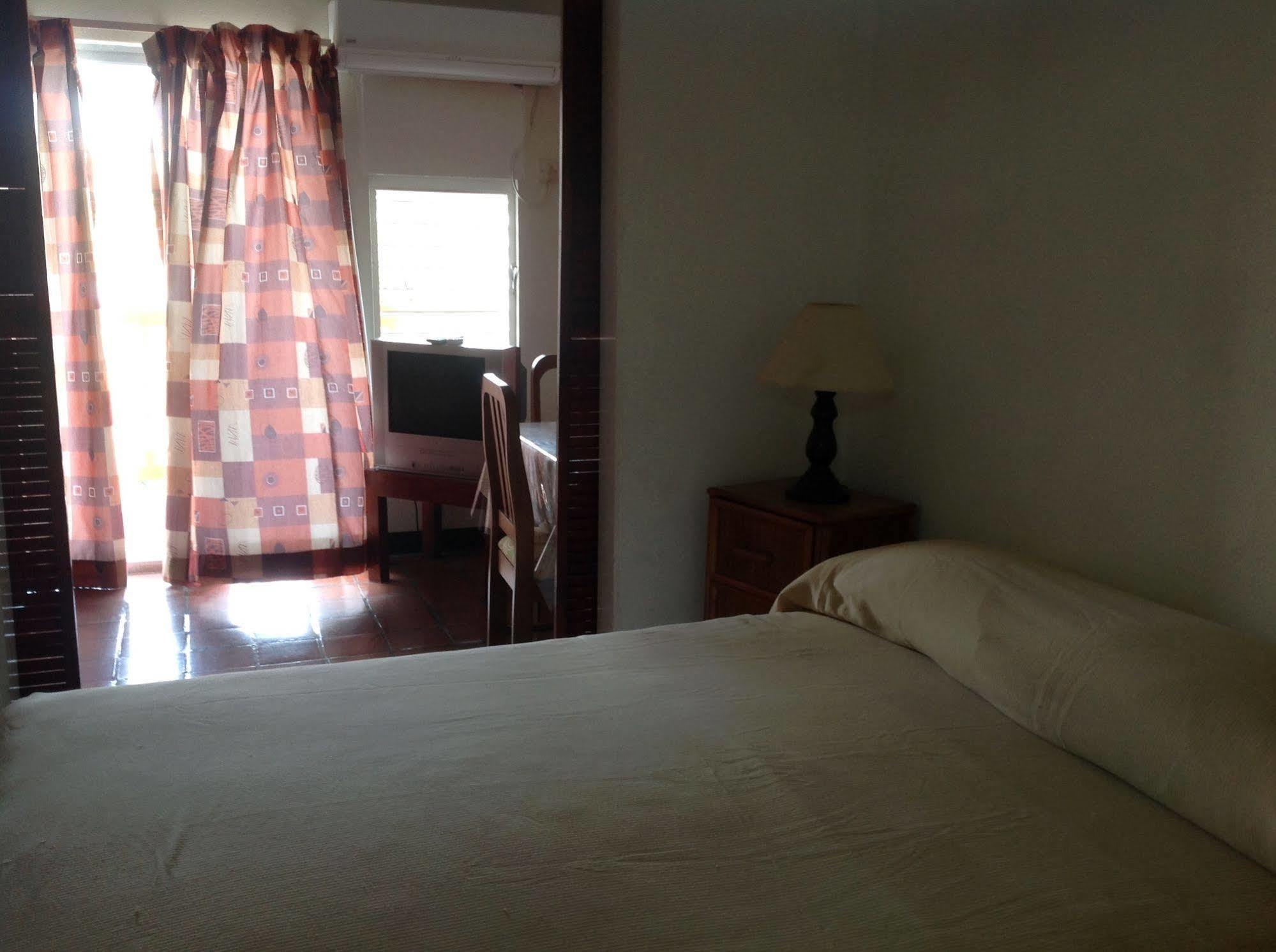 Carib Blue Apartments Oistins Luaran gambar
