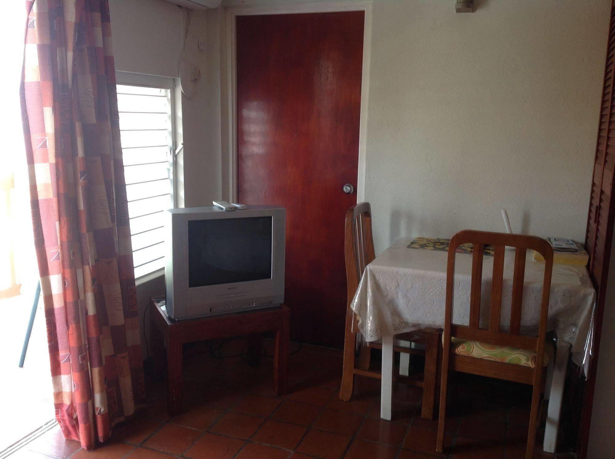 Carib Blue Apartments Oistins Luaran gambar