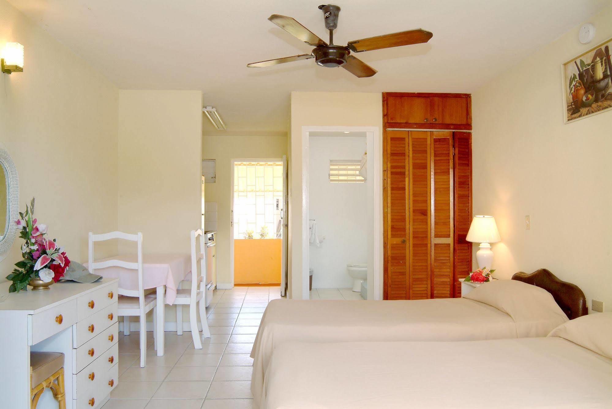 Carib Blue Apartments Oistins Luaran gambar
