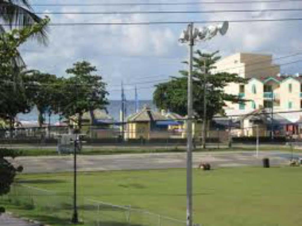 Carib Blue Apartments Oistins Luaran gambar
