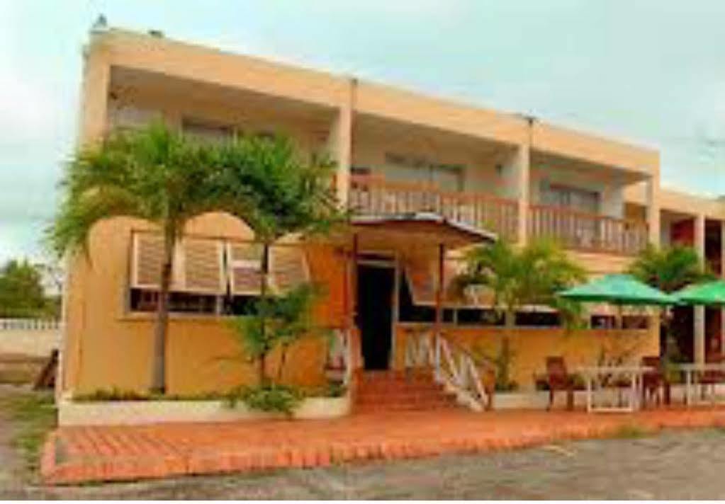 Carib Blue Apartments Oistins Luaran gambar