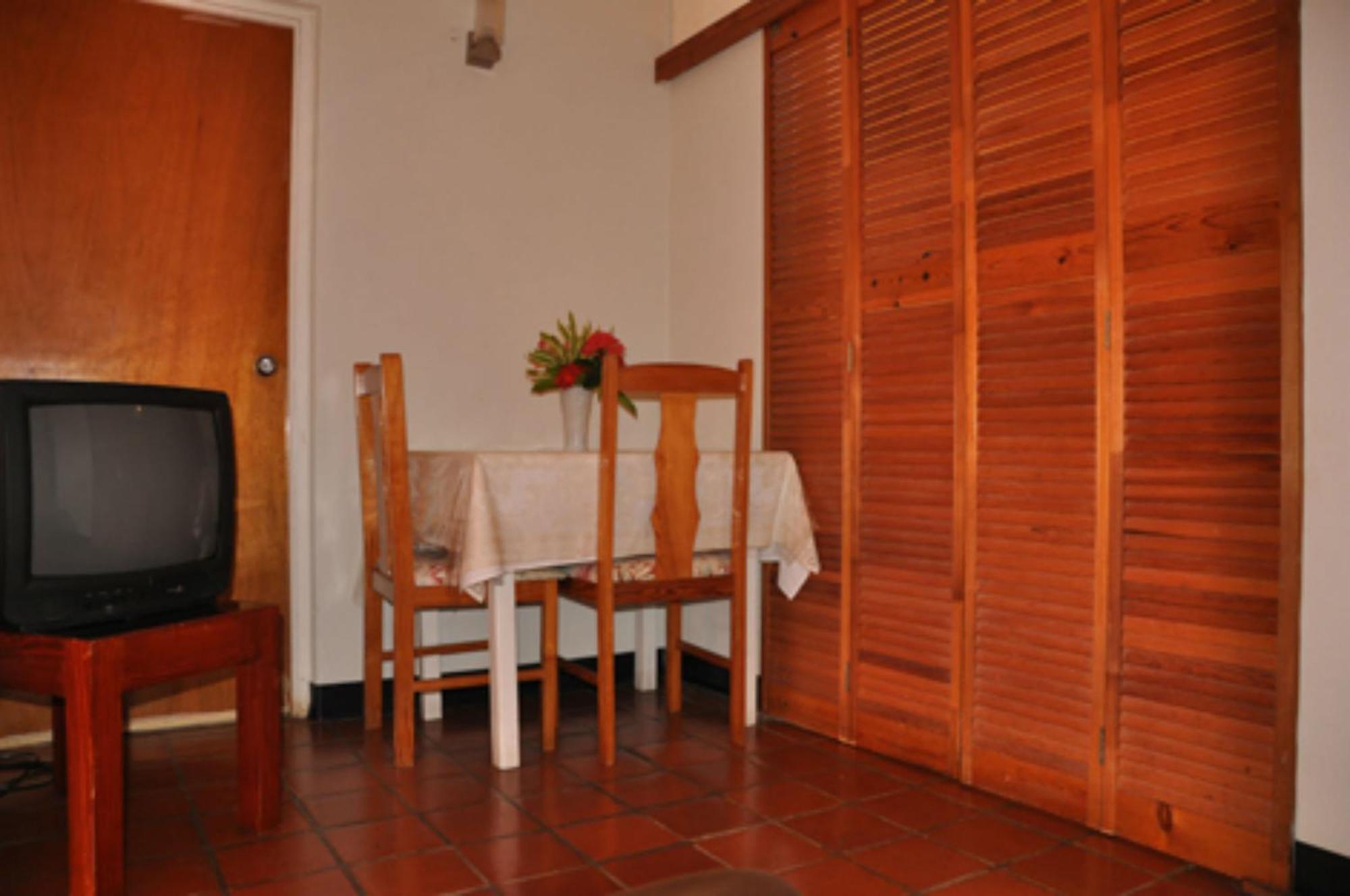 Carib Blue Apartments Oistins Luaran gambar